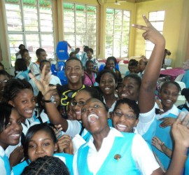 Estudiantes Colombianos visitan colegio en Jamaica
