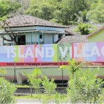 Island Village via la entrada del muelle de Ocho Rios (Nov 2012)