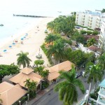 vista de Resort Breezes en playa Doctor's Cave (2012 oct)